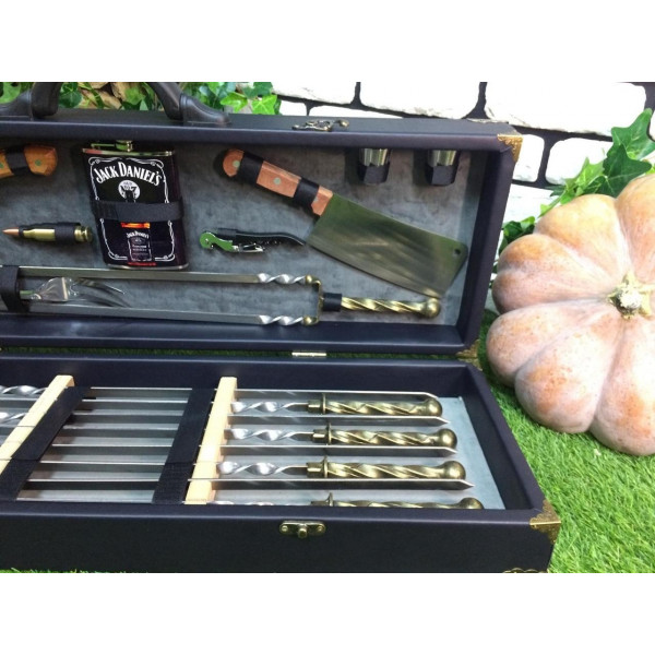 Набор шампуров в деревянном сейсе обтянут кожей (V-105)