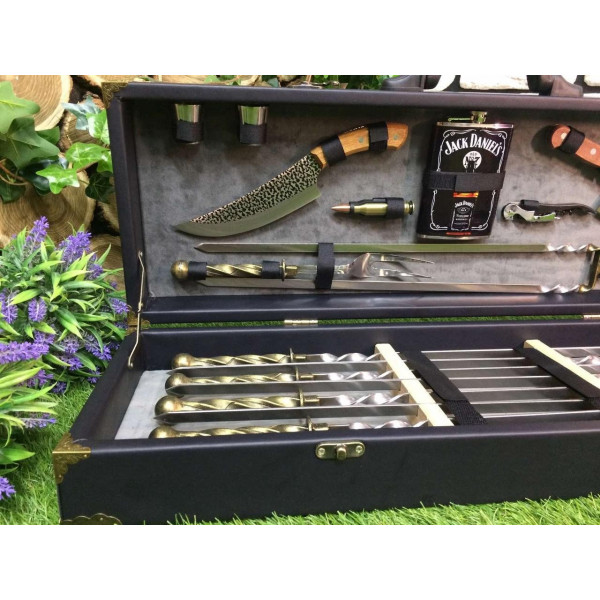 Набор шампуров в деревянном сейсе обтянут кожей (V-105)