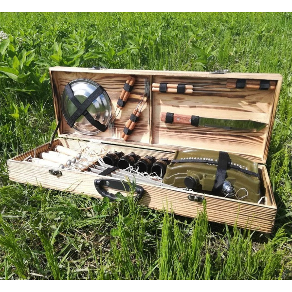 Набор шампуров и аксессуаров в деревянном кейсе (К-005)