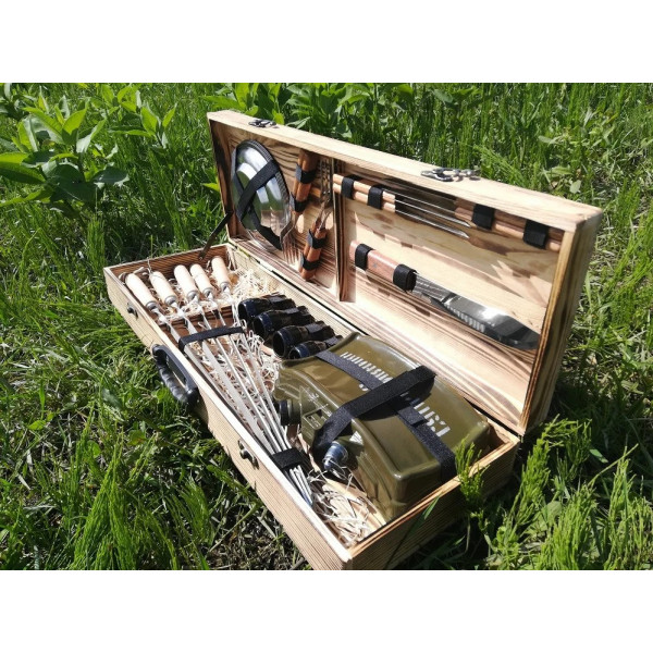 Набор шампуров и аксессуаров в деревянном кейсе (К-005)