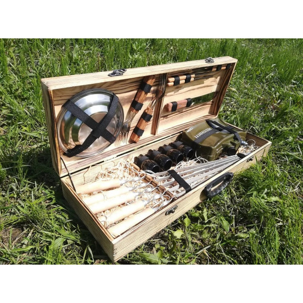 Набор шампуров и аксессуаров в деревянном кейсе (К-005)