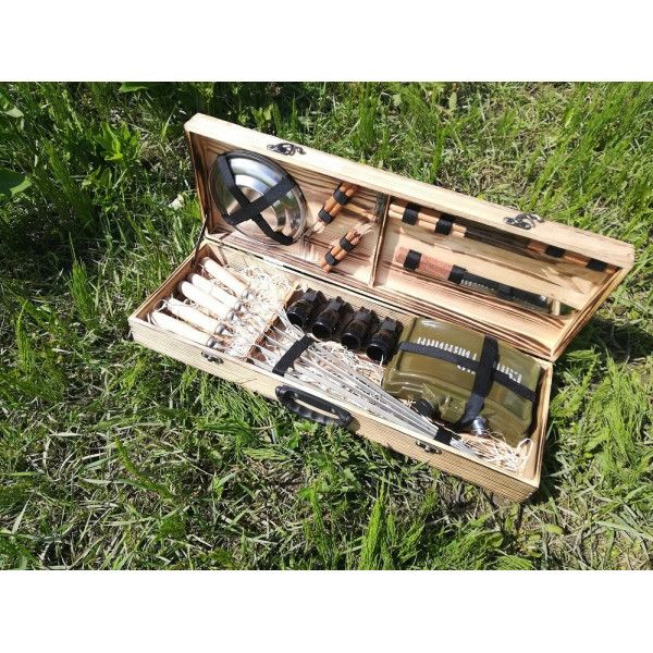 Набор шампуров и аксессуаров в деревянном кейсе (К-005)