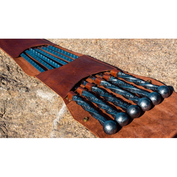 Премиальный набор кованых шампуров ROYAL в кожаном чехле.