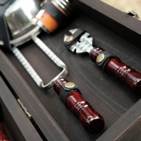 Премиальный набор шампуров в деревянном кейсе.