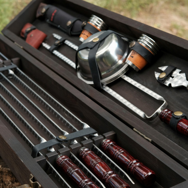 Премиальный набор шампуров в деревянном кейсе.