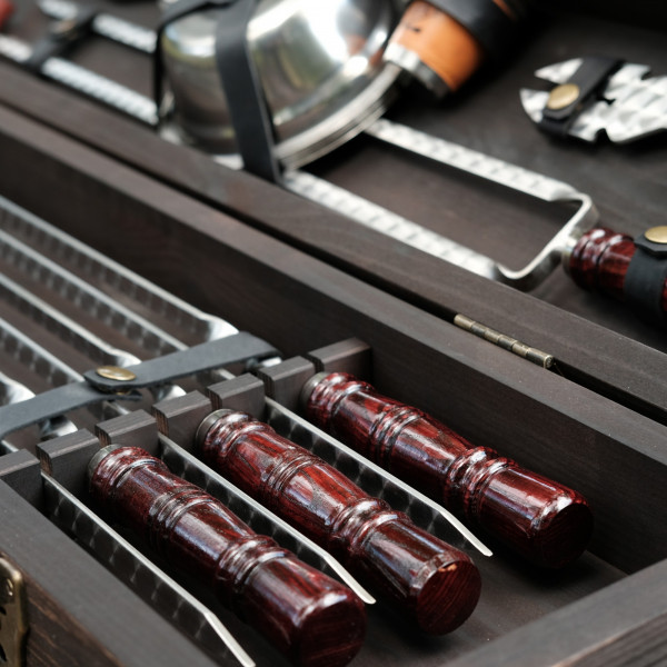 Премиальный набор шампуров в деревянном кейсе.